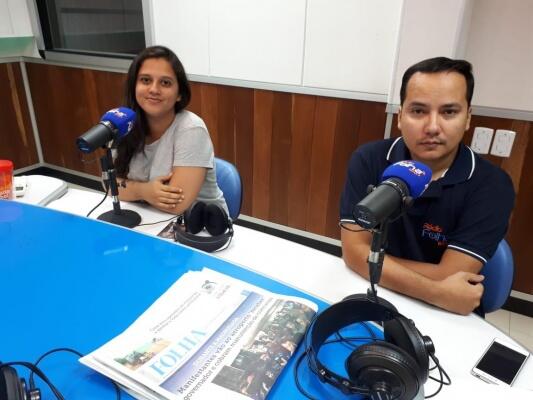 O Jornal da 100.3 é apresentado pelos jornalistas Ana Gabriela Gomes e Natanael Vieira (Foto: Néia Dutra)