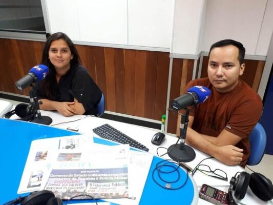 O Jornal da 100.3 é apresentada pelos jornalistas Ana Gabriela Gomes e Natanael Vieira (Foto: Néia Dutra/Folha BV)