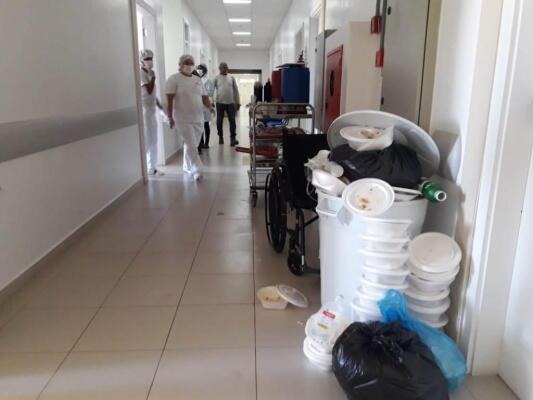 Sem serviços de limpeza, lixo se acumulam em corredores do Hospital das Clínicas (Foto: Divulgação)