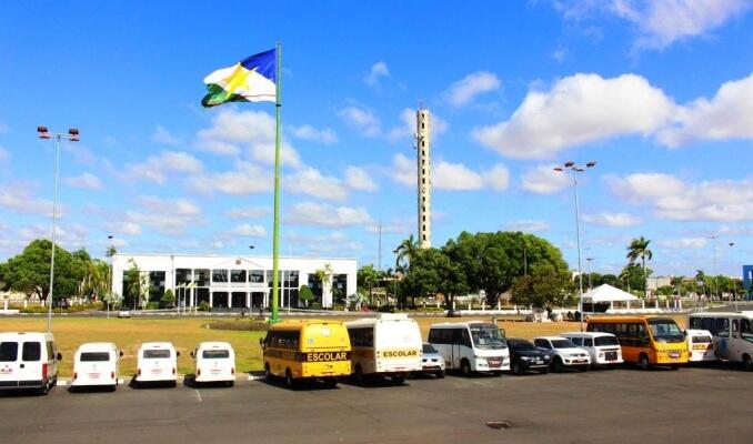 Veículos voltaram a ser estacionados em frente ao Palácio do Governo; empresários querem formar uma comissão para se reunir com o governador e cobrar pagamento dos serviços (Foto: Diane Sampaio/Folha BV)