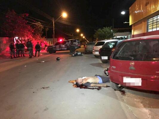 Um dos homens morreu ainda no local, enquanto o outro ferido foi levado para o pronto-socorro (Fotos: Aldênio Soares/Divulgação)
