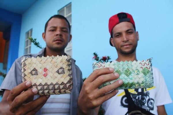 Venezuelanos fazem carteiras de cédulas sem valor (Foto: Priscilla Torres/Folha BV)