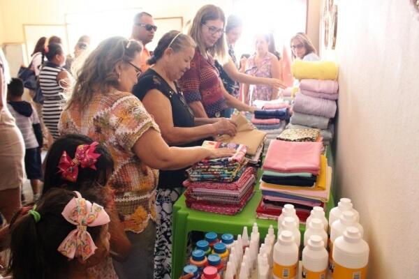 Roupas serão vendidas e também doadas para a comunidade (Foto: Diane Sampaio/Folha BV)