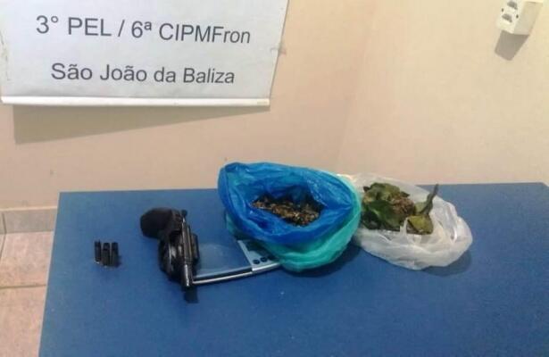 Além da arma usada pelo criminoso, a PM encontrou drogas que estavam enterradas em um galinheiro (Foto: Divulgação)