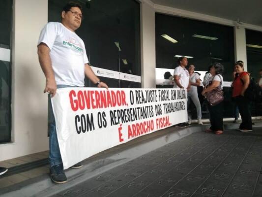 Categorias sindicais também aproveitaram o início dos trabalhos do legislativo para se manifestar contra o que eles classificam como retirada de direitos (Foto: Minervaldo Lopes/Folhabv)