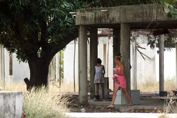 Prédio que já funcionou como área de entretenimento, se encontra em total abandono e serve de abrigo para imigrantes (Foto: Priscila Torres/Folha BV)