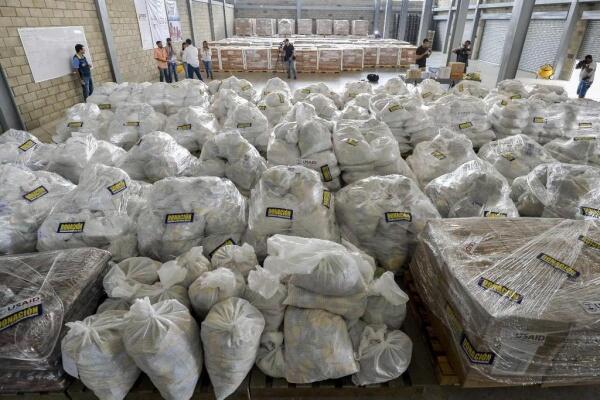 Alimentos e medicamentos para venezuelanos aguardam liberação na cidade de Cúcuta, na Colômbia (Foto: Luis Robayo/AFP)