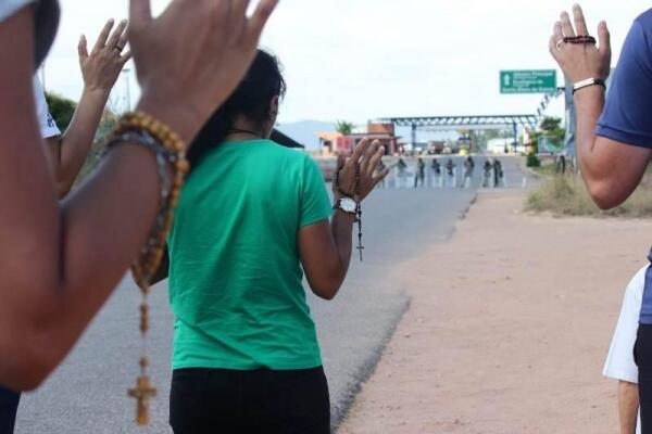 Uma missa está sendo realizada no local (Foto: Priscilla Torres/Folhabv)