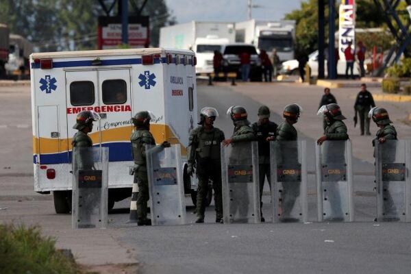 Removida uma barreira na fronteira entre Colômbia e Venezuela, na altura da cidade colombiana de Cúcuta.(Foto: Ricardo Moraes/Reuters)