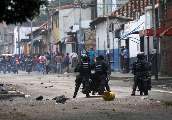 Os policiais responderam com balas de borracha e gás lacrimogêneo. (Foto: Reuters)