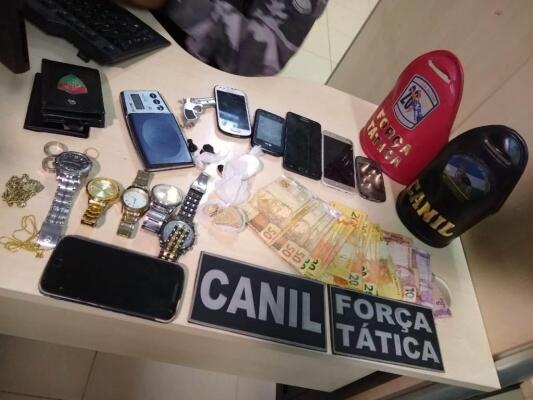 Além das drogas e da balança de precisão, os policiais recolheram dinheiro com os detidos (Foto: Divulgação)