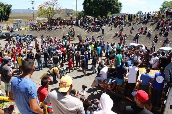 Proibição do governo de Maduro de que caminhões atravessassem fronteira frustrou milhares de venezuelanos; muitos entraram em conflito com a Guarda Nacional (Foto: Priscilla Torres/Folha BV)