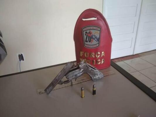 Além dos envolvidos, os policias encaminharam para a delegacia a arma utilizada no criem (Foto: Divulgação)
