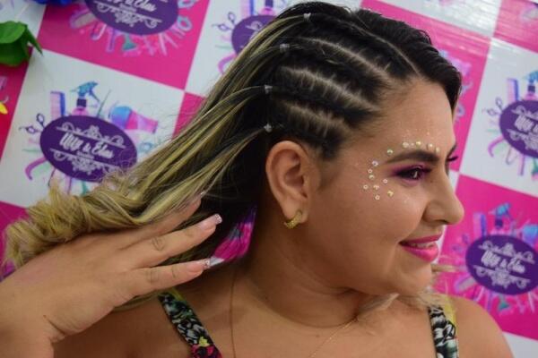 A maquiadora Ullyana da Luz deu dicas para uma maquiagem durável e bonita (Foto: Nilzete Franco/Folhabv)