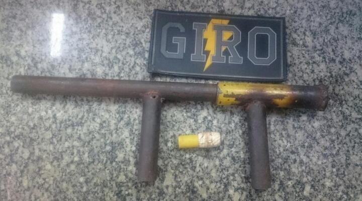 Além da arma caseira, os policiais recolheram uma munição de calibre 20 com o pedreiro (Foto: Divulgação)