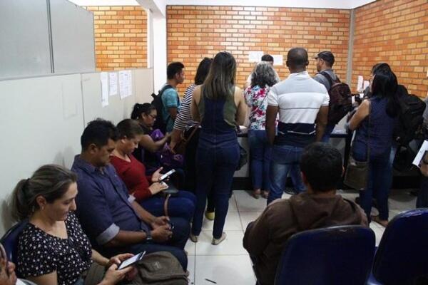 Mais de 30 pessoas esperavam em fila na sede na Segad, nesta sexta-feira, 15. (Foto: Priscilla Torres)