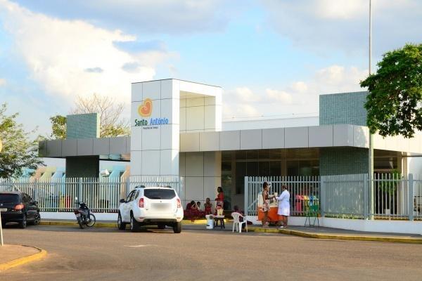 Menina foi levada pela mãe ao Hospital da Criança Santo Antônio, onde foi examinada (Foto: Nilzete Franco/Arquivo FolhaBV)