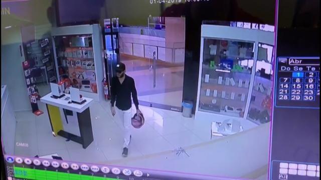 O primeiro homem entra na loja como se fosse comprar produtos (Foto: Divulgação)