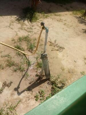 Funcionários utilizam uma torneira para dar banho nas crianças (Foto: Divulgação)