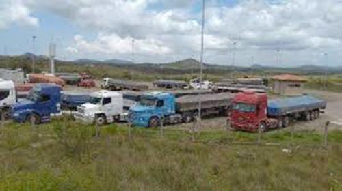 Além das primeiras carretas que já cruzaram a fronteira, outras 70 já estariam tendo as cargas vistoriadas para liberação nesta quinta-feira (Foto: Arquivo Folha )