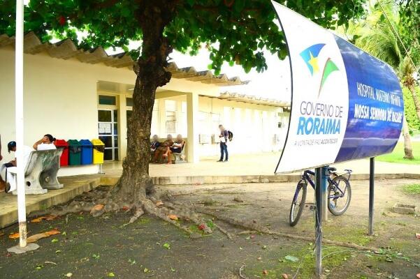 Por causa da falta de estrutura, pacientes reclamam do calor e também de terem que ir para o corredor (Foto: Nilzete Franco/FolhaBV)