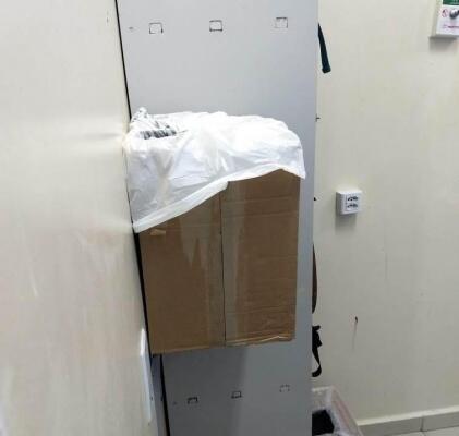 Seringas e outros materiais estão descartados em caixa de papelão (Foto: Divulgação)