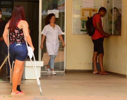 No Nerf há mato no estacionamento, o portão principal de saída para veículos está fechado por problemas na estrutura e algumas grades de proteção já não existem mais (Foto: Nilzete Franco/FolhaBV)