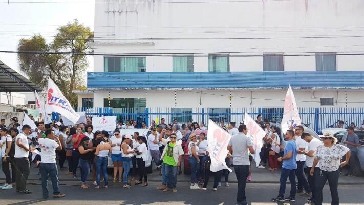 Manifestação acontece na manhã de hoje, 09, em frente à Secretaria Municipal de Educação (Foto: Nilzete Franco / FolhaBV)