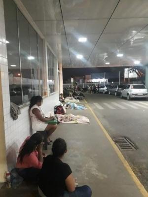 Pais são fotografados durante a madrugada no Hospital da Criança na tentativa de marcar consultas para os filhos (Foto: Divulgação)