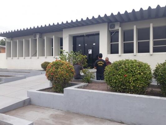 Agentes da Policia Civil estiveram nas primeiras horas da manhã recolhendo provas no prédio da Codesaima (Foto: Cyneida Correia/Folha BV)