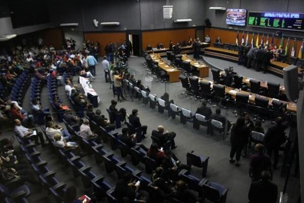 Os deputados prorrogaram a sessão por conta da votação do Orçamento