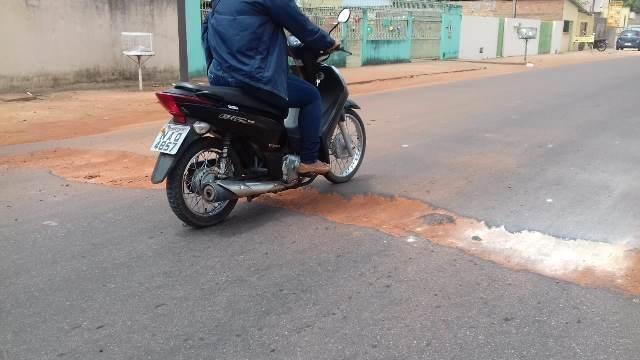 Moradores dizem que o corte na rua foi feito há pelo menos 30 dias. (Foto: FolhaWeb)