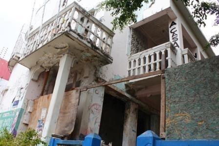Casa da Cultura tem mais de 15 anos de total abandono e o Teatro Carlos Gomes está na mesma situação há mais de duas décadas (Foto: Priscilla Torres/FolhaBV)