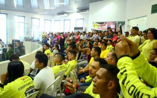 O plenário da Câmara ficou lotado de pessoas que acompanharam as discussões da audiência sobre a regulamentação do transporte alternativo (Foto: Nilzete Franco/Folha BV)