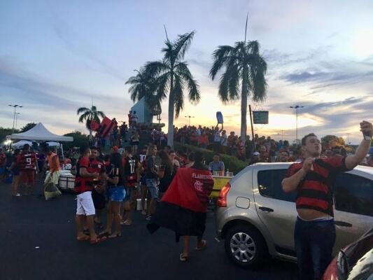 Centro Cívico foi tomado por centenas de torcedores do time rubro-negro (Foto: Bennison de Santana/Folha BV)