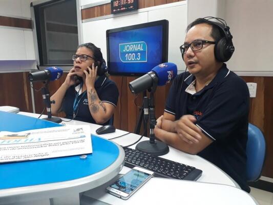 O Jornal da 100.3 é apresentado pelos jornalistas Natanael Vieira e Raisa Carvalho (Foto: Minervaldo Lopes/Folha BV)