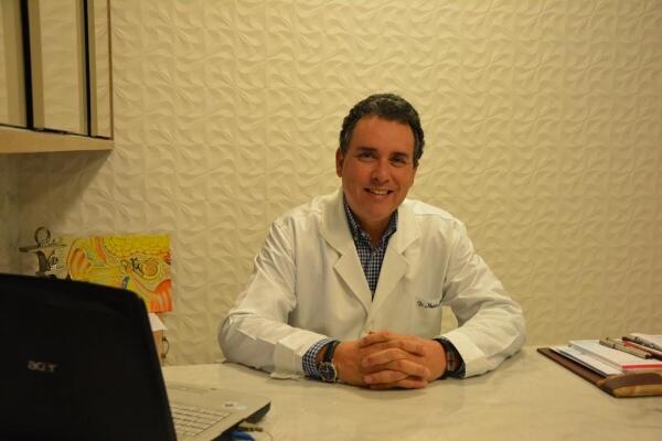 “O contato com a saliva que pode transmitir bactérias e fungos de uma pessoa para a outra” explica o otorrinolaringologista Mauro Shimitz (Foto: Divulgação)