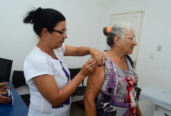 Dona Maria Silva tratou de se imunizar no início da manhã desta segunda-feira, 29 (Foto: Nilzete Franco/Folha BV)
