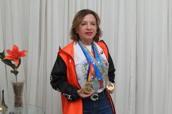 Servidora pública de 56 anos participou de 4 das 6 maiores maratonas do mundo (Foto: Arquivo Pessoal/Maria do Socorro Coelho)