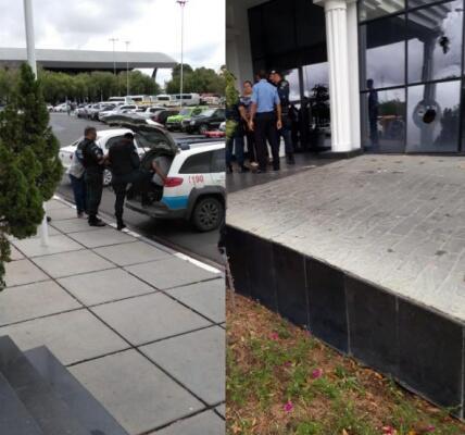 Homem foi contido por policiais que fazem a segurança do Palácio até a chegada da viatura da PM (Foto: Divulgação)