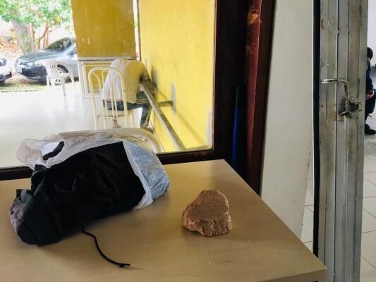 Homem utilizou barra de ferro e pedra para danificar vidraças do Palácio do Governo (Foto: Aldenio Soares)