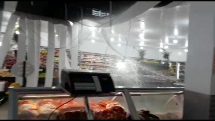Funcionário registrou o momento em que forro acaba cedendo com volume da água (Foto: Divulgação)