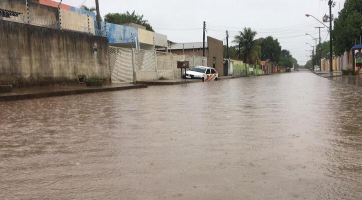 Carro dos Bombeiros acabou ficando submerso no bairro Tancredo Neves (Foto: Aldenio Soares)