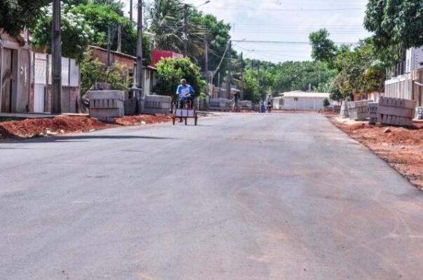 A Prefeitura tem realizado obras em algumas localidades do bairro, mas em algumas ruas os serviços estão parados (Foto: Semuc PMBV)