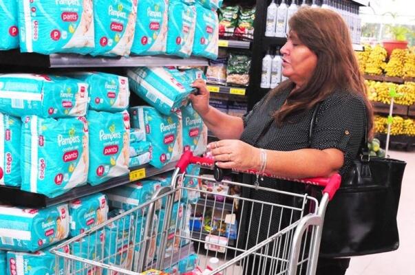 Com o poder de compra reduzido, a dona de casa Rosineide de Carvalho criou mecanismos para continuar adquirindo os produtos que precisa (Foto: Diane Sampaio/Folhabv)