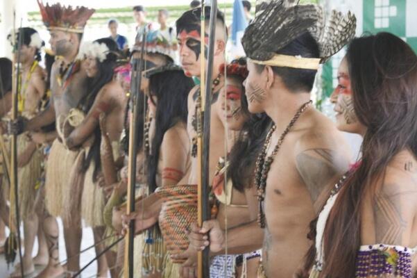 Ensinamentos são passados por estudantes que ainda falam e cantam na língua materna (Foto: Divulgação)
