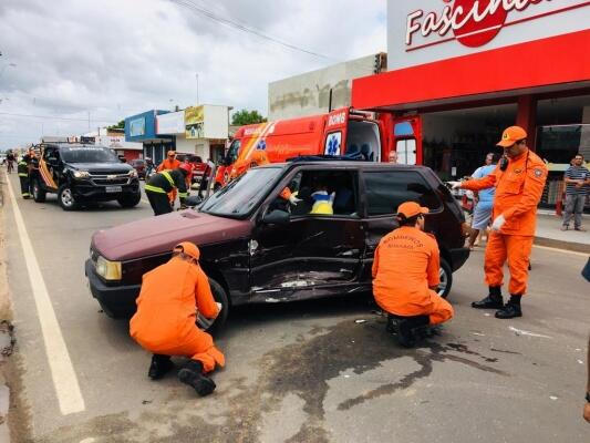 Com um alicate alargador, a porta foi rasgada para que os socorristas tivessem acesso a vitima presa no interior do Uno (Foto: Aldenio Soares)