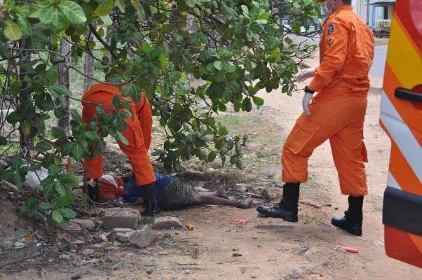 A equipe do Regate dos Bombeiros foi a única a comparecer até o local para prestar atendimento a indígena Yanomami (Foto: Diane Sampaio/Folha BV)