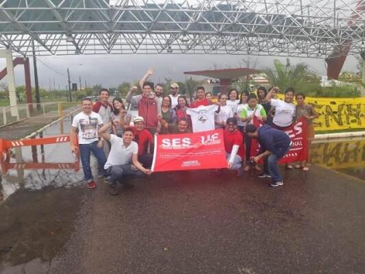 Estudantes já se mobilizavam para fechar os portões da UFRR às 7h (Foto: Minervaldo Lopes/FolhabV)