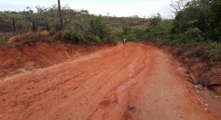 Morador grava vídeo mostrando as dificuldades de trafegabilidade por estrada da Vicinal 6, no Paredão (Foto: Divulgação)